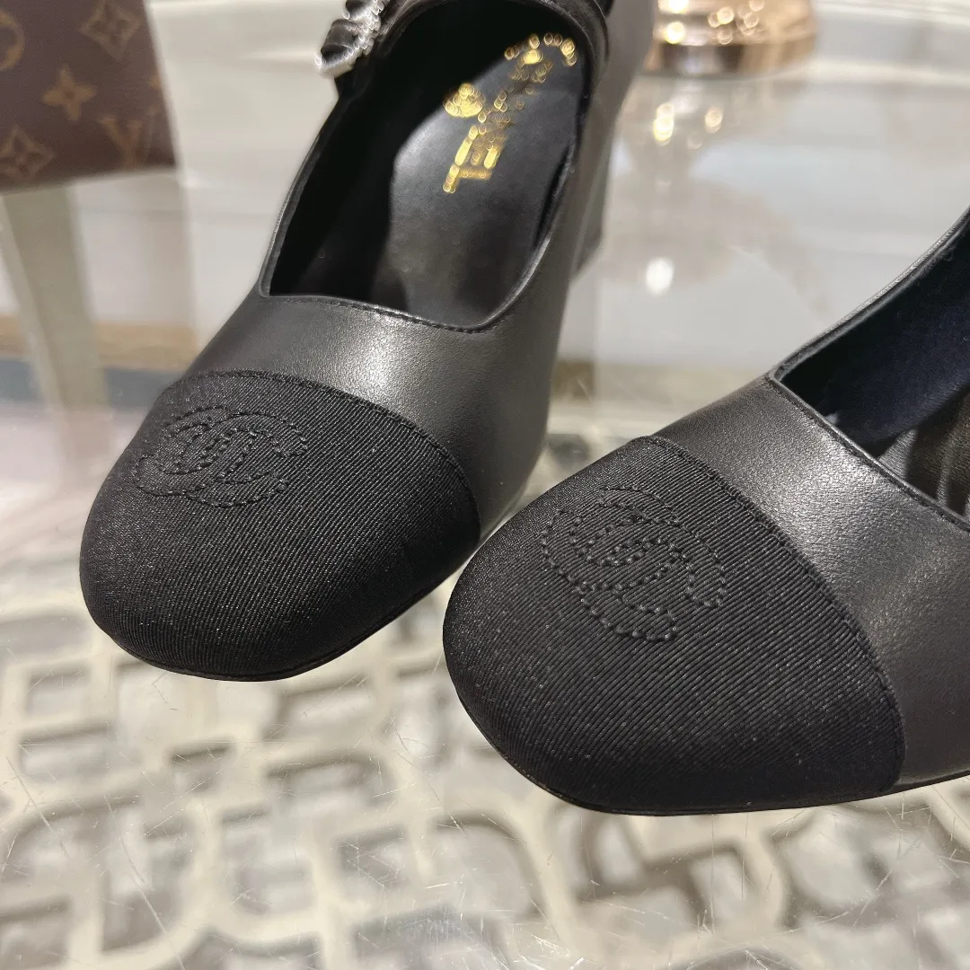 👟👟Ex-factory price 520👟👟 𝐂𝐇𝐀𝐍𝐄𝐋 | Xiaoxiang 2025 Mary Jane single shoe Macaron series ❤️ 2025 spring and summer new product Xiaoxiang Mary Jane single shoe series is new〰 🍬 A must-have in the fashion circle, the combination will interpret the meticulous, minimalist and classic elements that will never fade away 💋Show unique dressing style and it’s too beautiful to say anything. A must-have for summer... Upper: Sheepskin Lining: Sheepskin Outsole: Genuine leather sole Shoe size: 35-41 (40, 41 customization is non-refundable) Heel height: 1.5cm/6cm